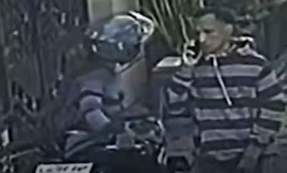 Terduga pelaku curanmor saat terekam CCTV di Jalan Kapas Gading Madya, Surabaya.