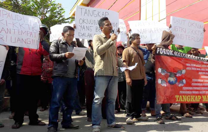 Ratusan masa saat aksi unjuk rasa di depan kantor Dinas Pendidikan Kabupaten Blitar. foto: AKINA/ BANGSAONLINE
