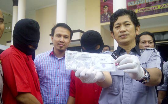 PALSU. Indra dan Encung bersama Kasatreskrim Polrestabes Surabaya yang menunjukkan STNK palsu. Foto: rusmiyanto/BANGSAONLINE