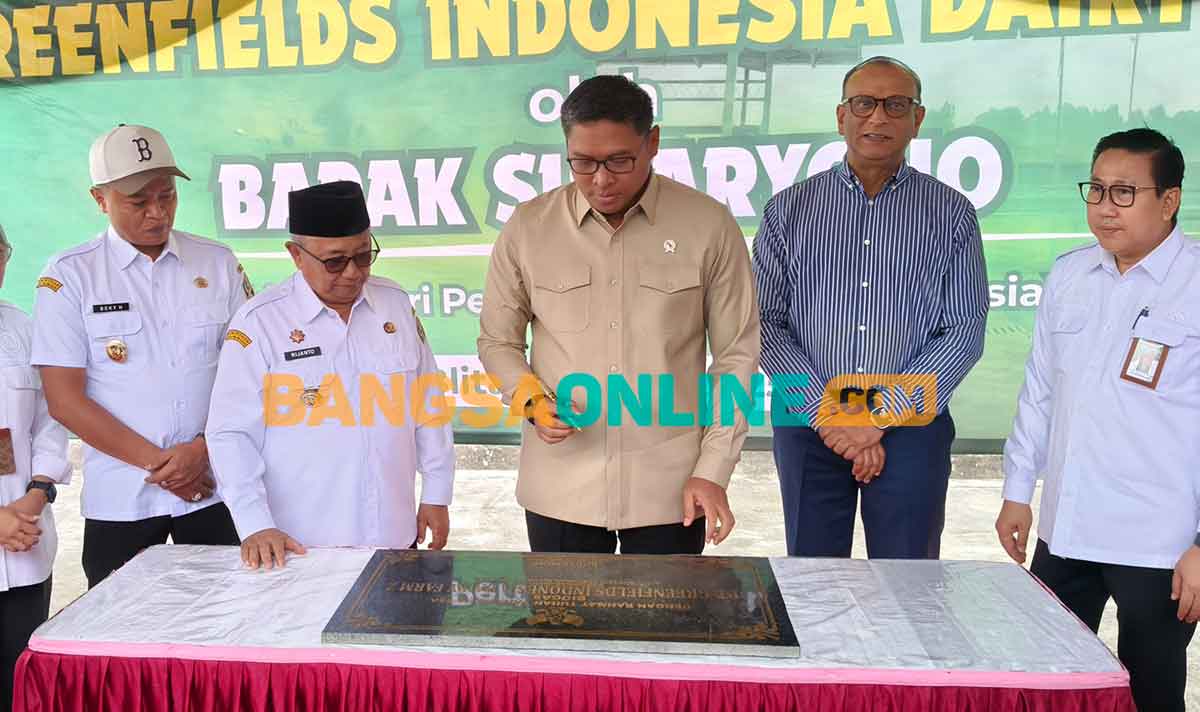 Wakil Menteri Pertanian, Sudaryono, saat meresmikan reaktor biogas di Desa Ngadirenggo, Kecamatan Wlingi, Kabupaten Blitar. Foto: AKINA NUR ALANA/BANGSAONLINE
