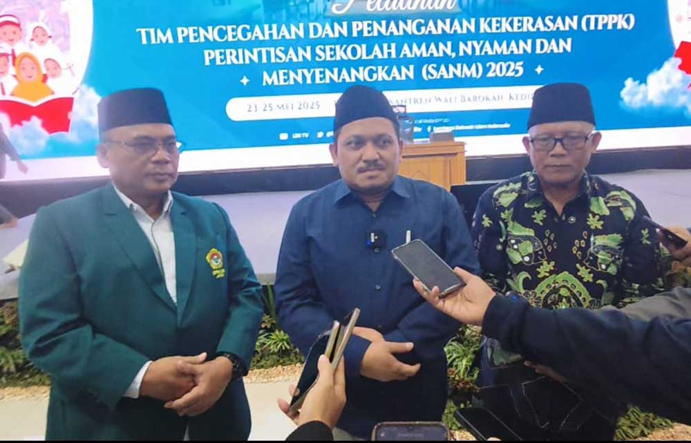 Dari kiri, Ketua DPW LDII Jatim KH. Amrozi Konawi, Perwakilan Dinas Pendidikan Provinsi Jawa Timur Dr. Mustakim, dan Ketua DPP LDII Prof. Rubiyo. Foto: MUJI HARJITA/ BANGSAONLINE