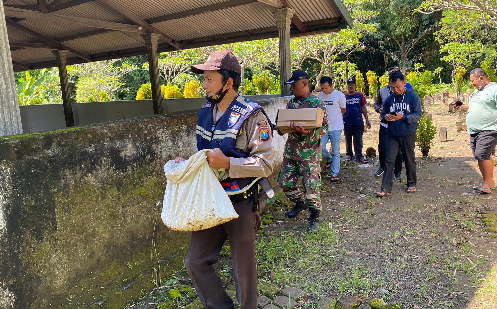 Petugas saat mengevakuasi ratusan amunisi dari lokasi pemakaman untuk dibawa ke Mapolsek Plemahan. Foto: Ist.