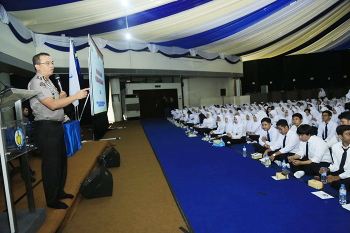 Kabid Humas Polda Jawa Timur Kombes Pol Frans Barung Mangera, S.I.K. saat memberikan materi.