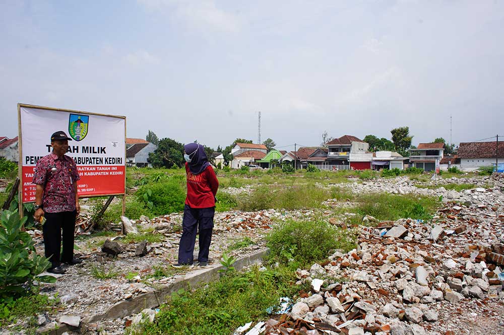 Kepala Dinas Perdagangan dan Perindustrian Kabupaten Kediri, Tutik Purwaningsih, saat mengecek lokasi revitalisasi pasar Ngadiluwih. (Ist)