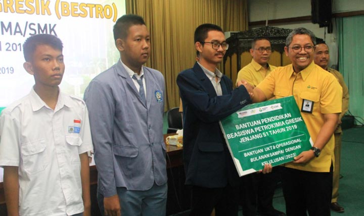 Direktur Keuangan SDM dan Umum Petrokimia Gresik Dwi Ary Purnomo saat menyerahkan Bestro secara simbolis.