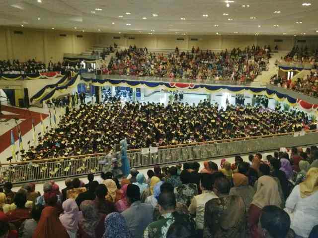 Selama dua hari Unair mewisuda 2.2044 mahasiswa baik dari S1, S2 maupun S3. Tampak para mahasiswa Unair yang diwisuda. Sedang para orang tua atau keluarga mereka duduk di balkon.  Foto: M Mas