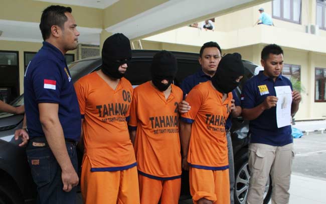 Tersangka saat diamankan aparat di Mapolres Blitar. foto: TRI SUSANTO/ BANGSAONLINE