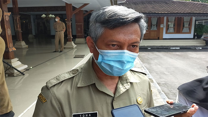 Kepala Disnakkan Kabupaten Blitar, Toha Mashuri, saat memberi keterangan kepada awak media. Foto: AKINA NUR ALANA/ BANGSAONLINE
