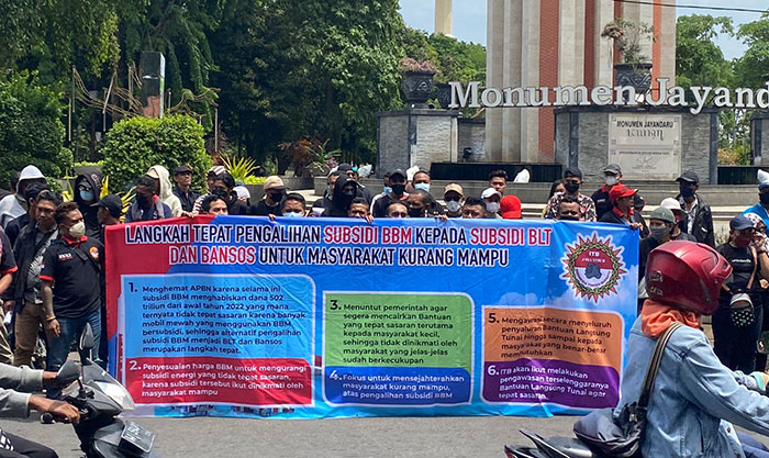 Suasana demo yang dilakukan ITS Sidoarjo di depan Monumen Jayandaru.
