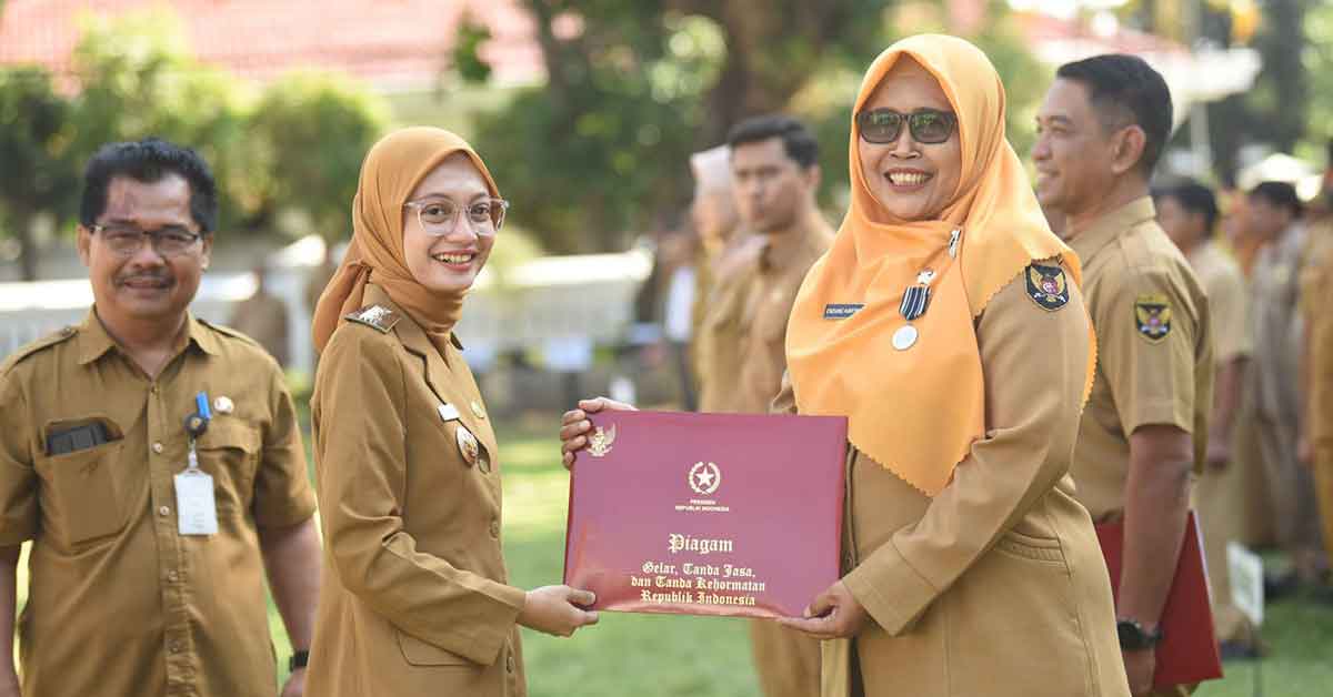 Wali Kota Kediri Serahkan SK Pangkat dan Satyalancana ke Ratusan PNS