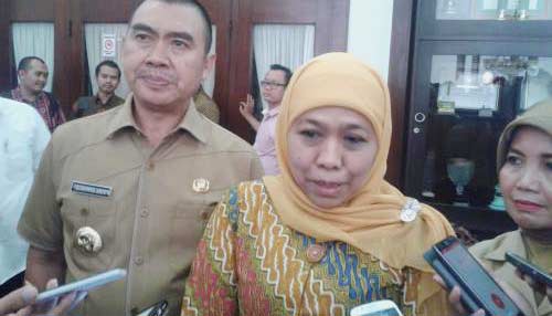 Mensos Khofifah Indar Parawansa bersama Wali Kota Malang HM Anton memberikan keterangan soal program hunian bagi gepeng, Senin (15/2). foto: iwan/ BANGSAONLINE