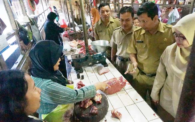 Tim Disperindagpas Jombang sidak ke Pasar Pon Jombang. foto: RONY S/ BANGSAONLINE