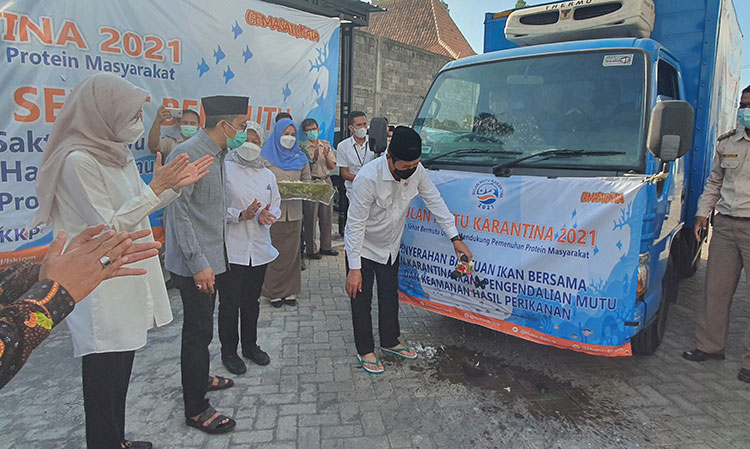 Menteri Kelautan dan Perikanan didampingi Yusron Wahid saat berkunjung ke Pondok Hati Rangkang-Probolinggo. (foto: ist)