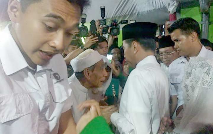 Jokowi ketika disambut KH Maimun Zubair di pondoknya.