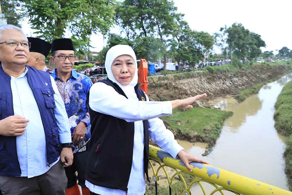 Dapat Aduan Warga yang Mengeluh Banjir, Gubernur Jatim Langsung Siapkan Dump Truck dan Excavator