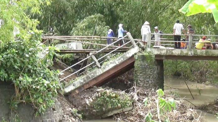 Sebuah jembatan penghubung antar Desa di Kecamatan Rejoso, Kabupaten Nganjuk, ambrol.