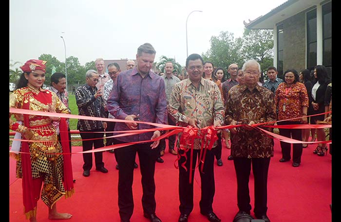 H. Pungkasiadi bersama Cosmas Batubara dan Chew Boon Hee saat pengguntingan pita. foto: SOFFAN S/BANGSAONLINE