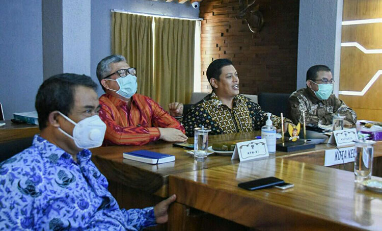 Dari kiri: Plt. Kepala Disperdagin Kota Kediri Nur Muhyar, Kepala Kantor Perwakilan Bank Indonesia (KPwBI) Kediri Sofwan Kurnia, Wali Kota Kediri Abdullah Abu Bakar, dan Ketua Kadin Kota Kediri H. Muhammad Solichin (foto: ist)