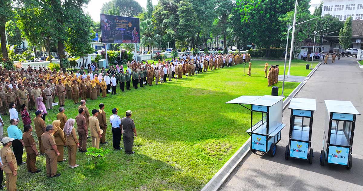Wali Kota Kediri Serahkan Bantuan Gerobak untuk 24 PKL Terdampak Relokasi