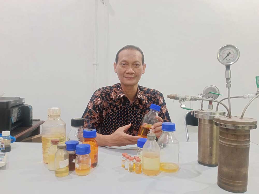 Hendro Juwono menunjukkan hasil penelitian dan alat yang digunakan untuk penelitiannya. (Ist)