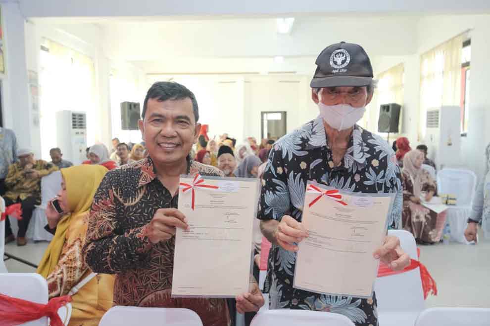Dua Mamak Kepala Waris dari Sumbar memegang sertifikat tanah. (Ist)