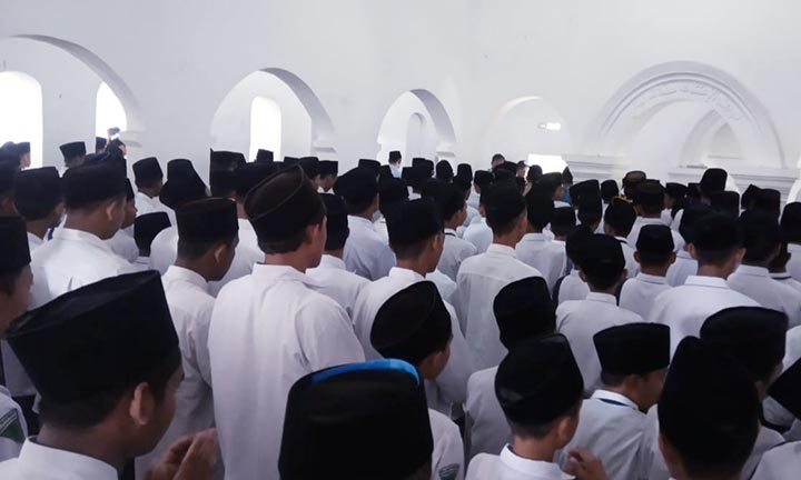Salat Gaib untuk Gus Sholah di Masjid Pondok Pesantren Salafiyah Kapu, Dusun Kapurejo, Desa / Kecamatan Pagu, Kabupaten Kediri.
