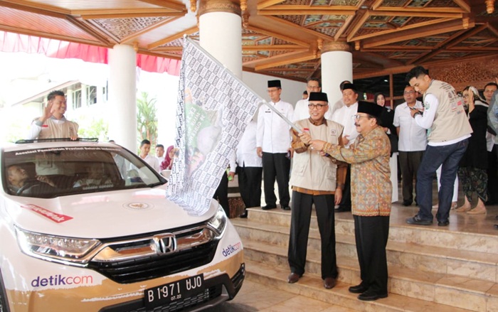 Pakde Karwo bersama Plt Gubernur Aceh Nova Iriansyah memberangkatkan Tim Ekspedisi Jalur Darat ke 34 Gubernur di Kantor Gubernur Aceh.