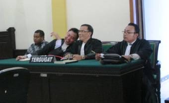 DIADILI – Terdakwa Matadi didampingi tiga pengacaranya dalam sidang KDRT di PN Mojokerto, kemarin. foto: agus/BANGSAONLINE
