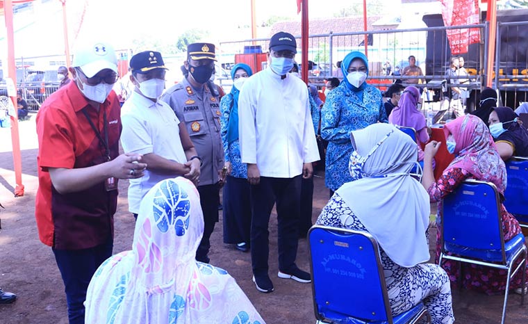 Wali Kota Pasuruan Gus Ipul didampingi forkopimda saat meninjau pelaksanaan vaksinasi.