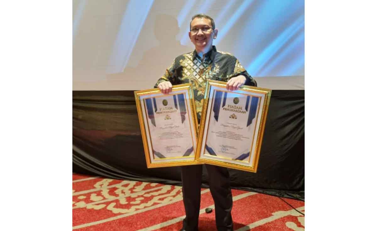 Ketua PN Gresik, Agus Walujo Tjahjono, saat menunjukkan penghargaan yang diterimanya. Foto: Ist