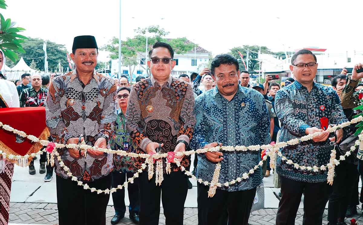 Pj Gubernur Jatim, Adhy Karyono, saat membuka LKS SMK XXXIII Jatim 2024 di GOR Wilis, Kota Madiun.
