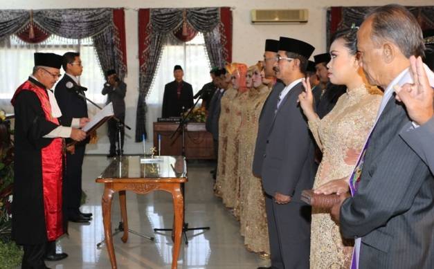 SUMPAH JABATAN -Anggota DPRD Kota Mojokerto periode 2014-2019 saat pengambilan sumpah jabatan, di Gedung DPRD Kota Mojokerto, Rabu (27/8/2014). foto : yudi eko purnomo/BangsaOnline