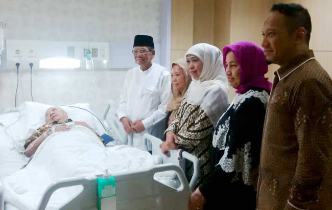 KH Hasyim Muzadi bersama Khofifah Indar Parawansa saat jenguk Gus Solah didampingi Nyai Farida dan Gus Ipang Wahid. foto: BANGSAONLINE