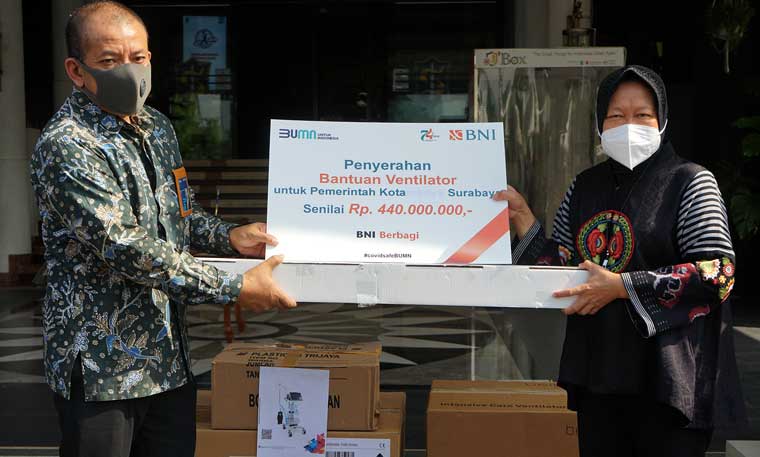 Pemimpin BNI Wilayah Surabaya, Muhammad Gunawan Putra menyerahkan bantuan ventilator secara simbolis kepada Wali Kota Surabaya, Risma.