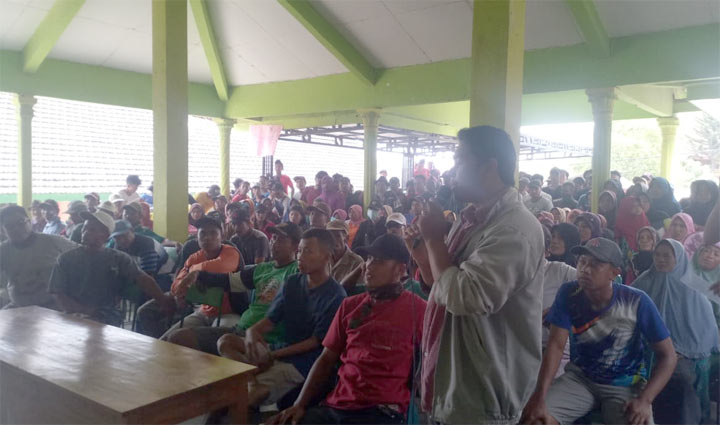 Suasana audiensi antara warga dengan Pemdes Jadi yang digelar di balai desa setempat, Jumat (1/11).