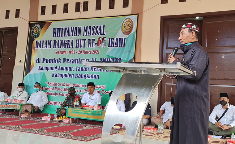 KH. Drs. Ainur Rofik, S.H., Ketua Yayasan Pondok Pesantren Al Anwari.