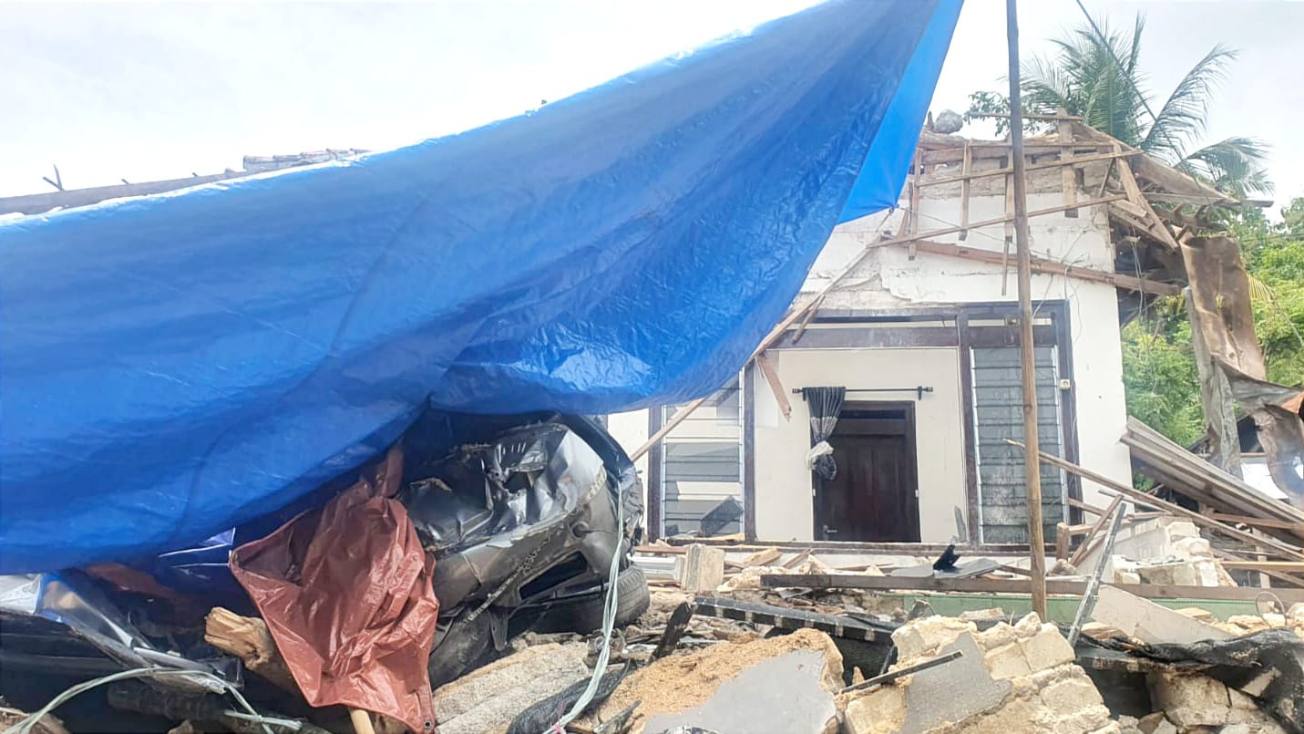 Rumah warga yang ambruk akibat puting beliung di Desa Pakandangan Tengah, Kecamatan Bluto