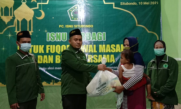 Ketua ISNU Situbondo saat membagikan sembako kepada warga kurang mampu di Kantor NU Situbondo. (foto: ist)
