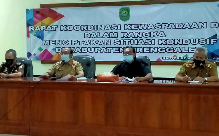 Rapat koordinasi kewaspadaan dini yang digelar Bakesbangpol Trenggalek di Lantai 2 Gedung Bhawarasa Trenggalek, Selasa (4/5/2021). (foto: HERMAN/ BANGSAONLINE)