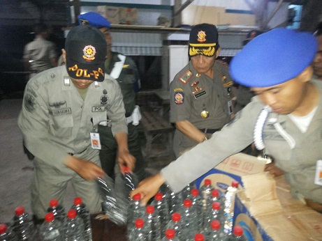 Ahmad Nuruddin (tengah) saat memipin razia miras. foto: syuhud/ BANGSAONLINE