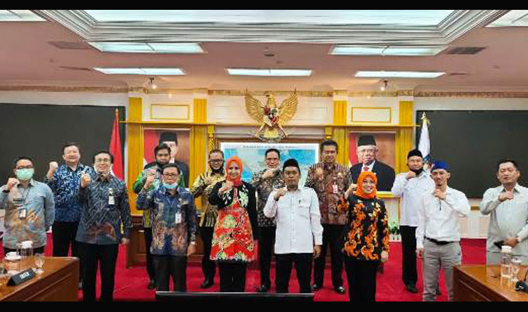 Bupati Jember Faida, Ketua DPRD Itqon, dan perwakilan Kemendagri usai pertemuan di kantor DPD RI Jakarta.