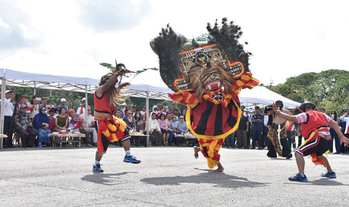 Para Taruna dan Taruni AAL Tingkat III Angkatan ke-66 yang tergabung dalam Prajurit KRI Bima Suci saat menampilkan atraksi Reog Ponorogo.