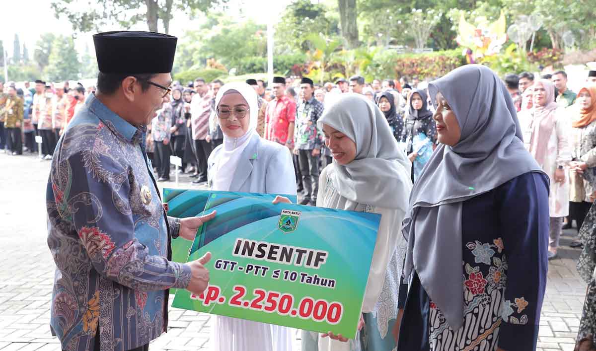 Wali Kota Batu saat menyalurkan insentif secara simbolis kepada penerima.
