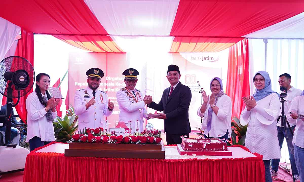Wali Kota Batu bersama wakilnya saat menghadiri peringatan HUT ke-64 Bank Jatim di Kota Agropolitan.