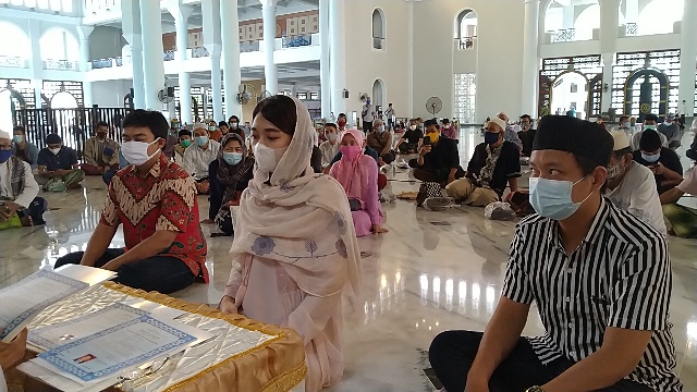 Ike Handayani Syafuldi (36 tahun), Rexy Jaya Sutanto (24 tahun), dan Adik Joko Subagiyo (30 tahun) saat ikrar syahadat dan masuk Islam di Masjid AAl-Akbar Surabaya, Jumat (1/1/2021).  Semula tiga muda-mudi itu beragama Kristen. Namun menemukan kebenaran dan kedamaian dalam Islam.
