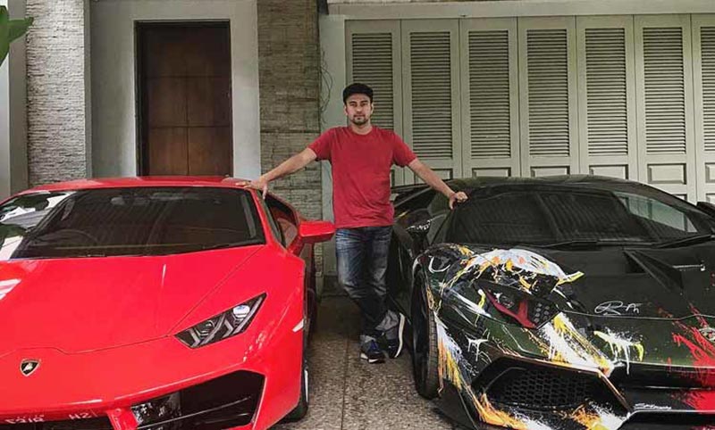 Ilustrasi: Raffi Ahmad menunjukkan dua supercar miliknya.