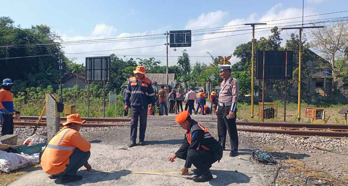 Petugas saat perawatan jalur kereta api.