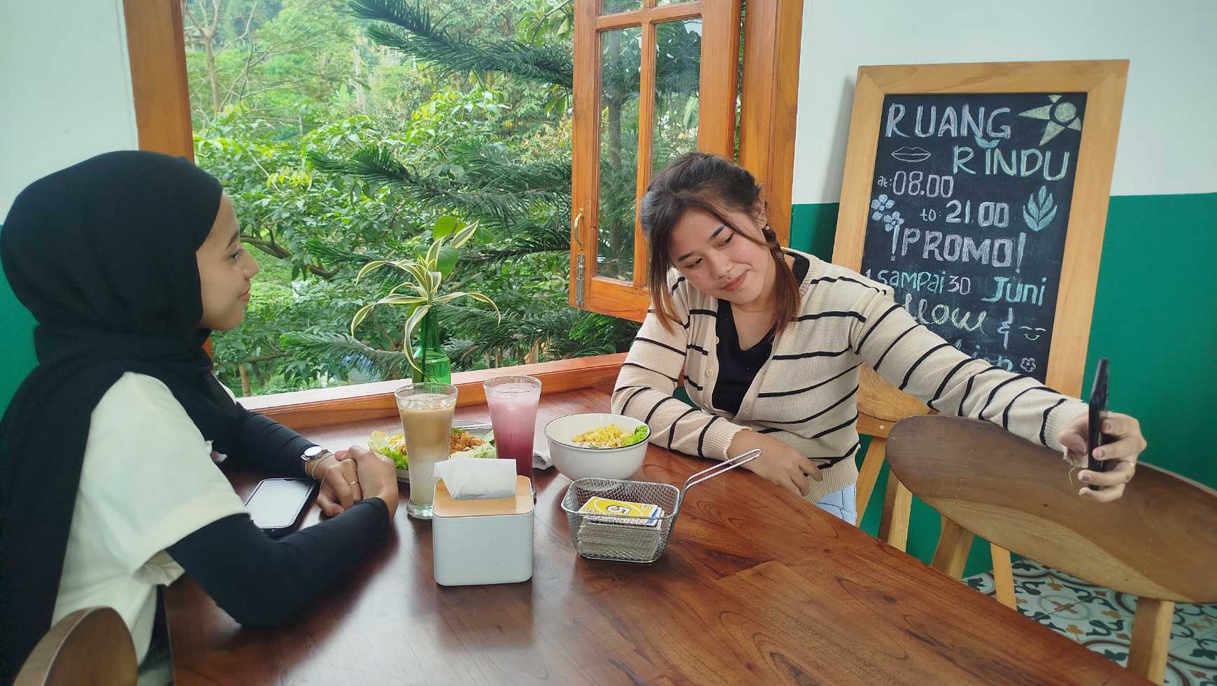 Pengunjung saat menikmati kuliner sambil berswafoto berlatar pemandangan