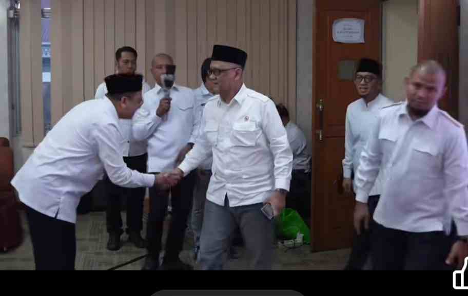 Menteri Haji dan Umrah Republik Indonesia (Menhaj) Dr H Mochammad Irfan Yusuf disambut peserta rapat saat memasuki ruang rapat di Asrama Haji Pondok Gede Jakarta Timur, Selnin (19/1/2026). Foto: Kemenhaj 