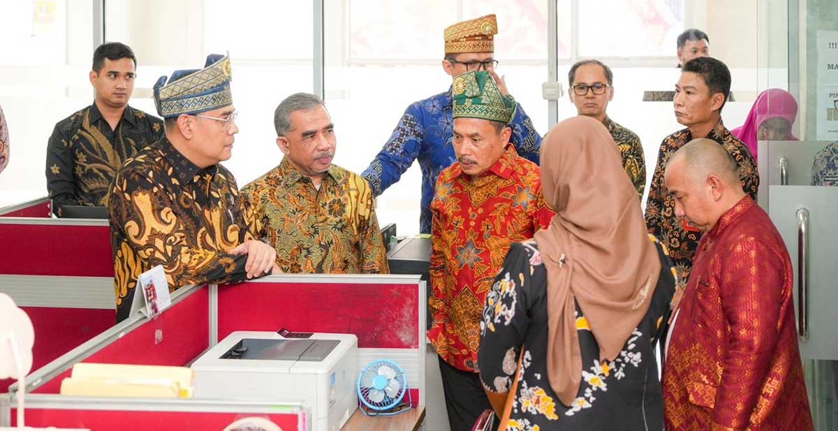 Wamen ATR/BPN saat meninjau layanan pertanahan di Aula Kantah Kota Pekanbaru.